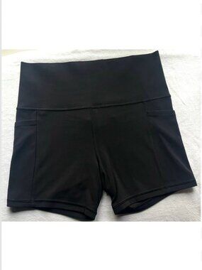 Athleta Salutation Stash High Rise 5" Short | Size M